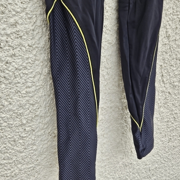 Koral Rivalry Crop leggings in geo and black 26 in inseam SEE MEASUREMENTS - Picture 4 of 9